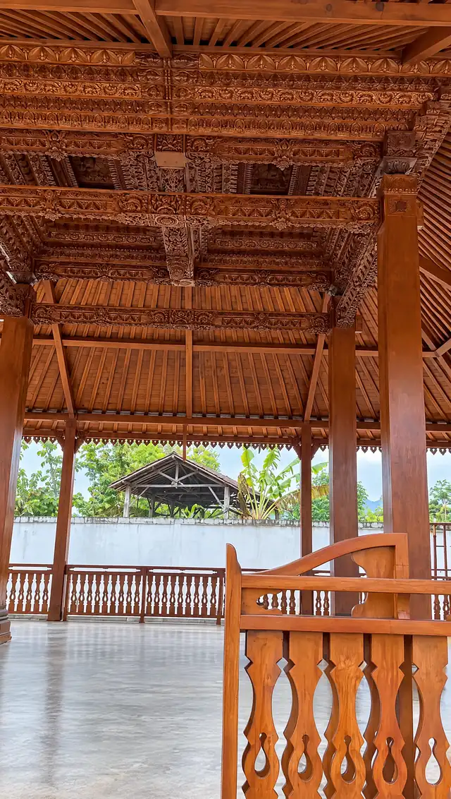 Bagian dalam pendopo joglo dengan tiang kayu tinggi dan pagar kayu bubut