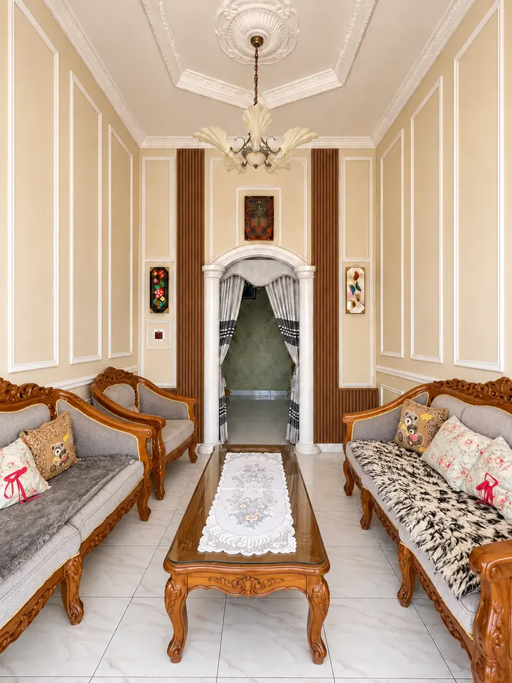 Visualisasi ruang tamu yang sama dengan wall panel dan molding putih serta panel kayu vertikal di sisi pintu